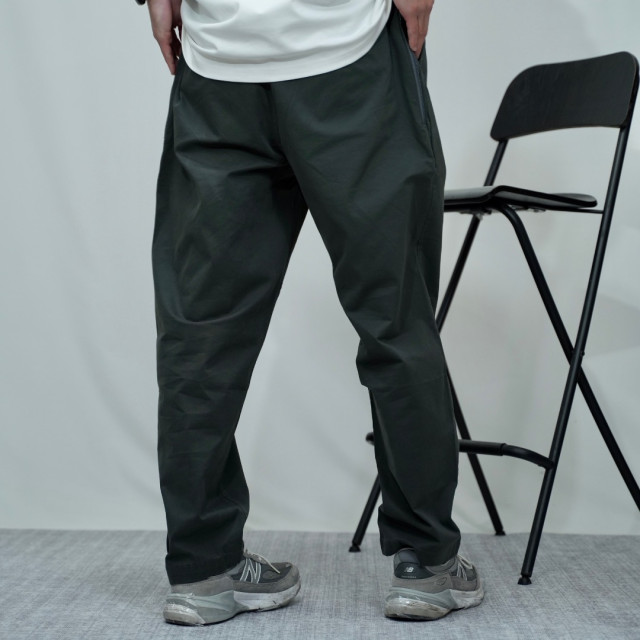 微錐廓型緊密斜紋休閒褲