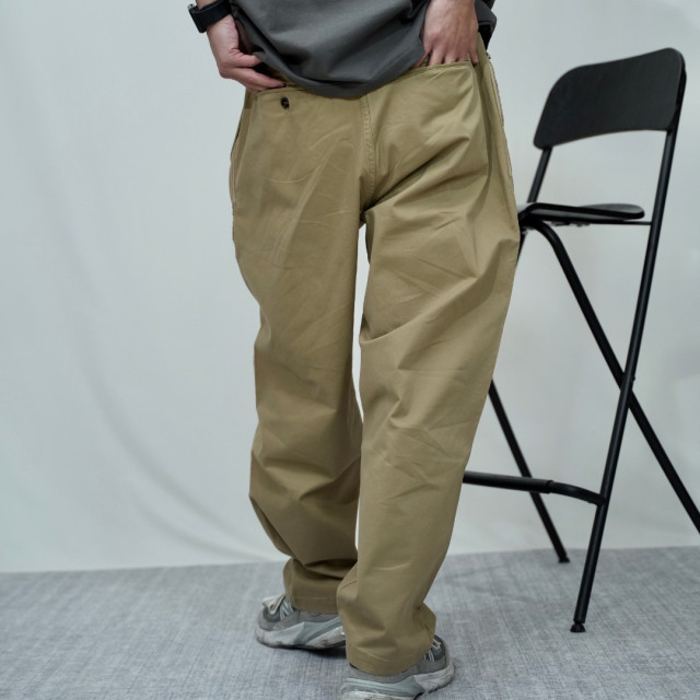 微錐廓型緊密斜紋休閒褲