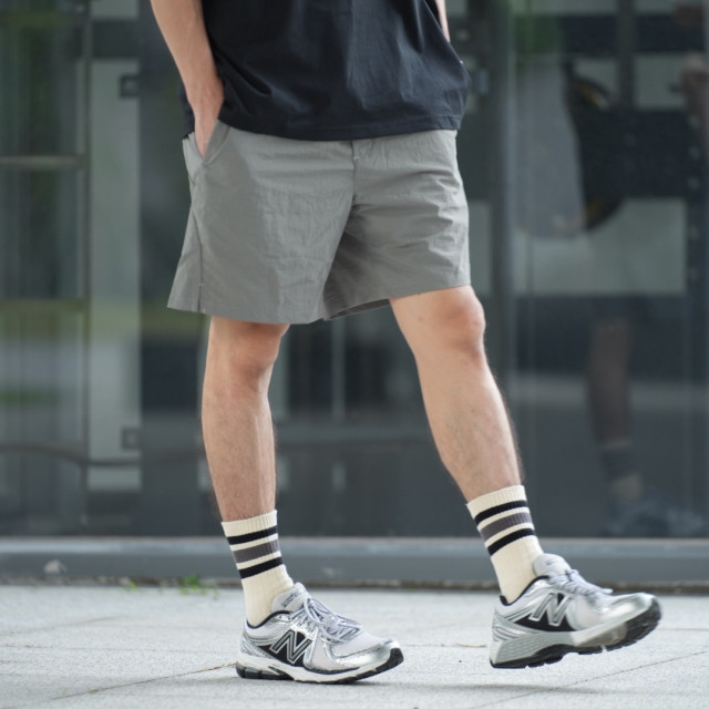 輕薄皺感尼龍廓形膝上短褲