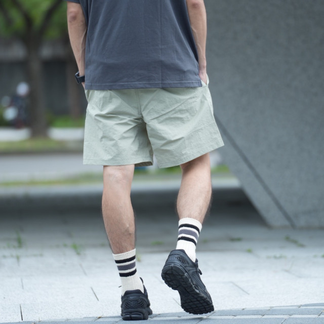 輕薄皺感尼龍廓形膝上短褲